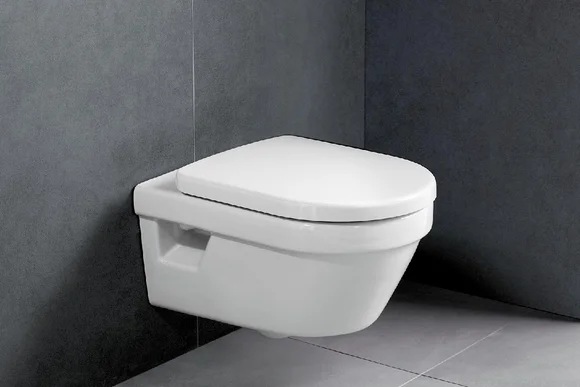 Hängendes WC mit geschlossenem Deckel